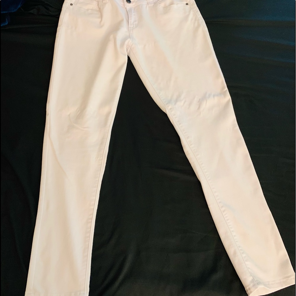 Rue 21 Hot Kiss white jeans in size 15.